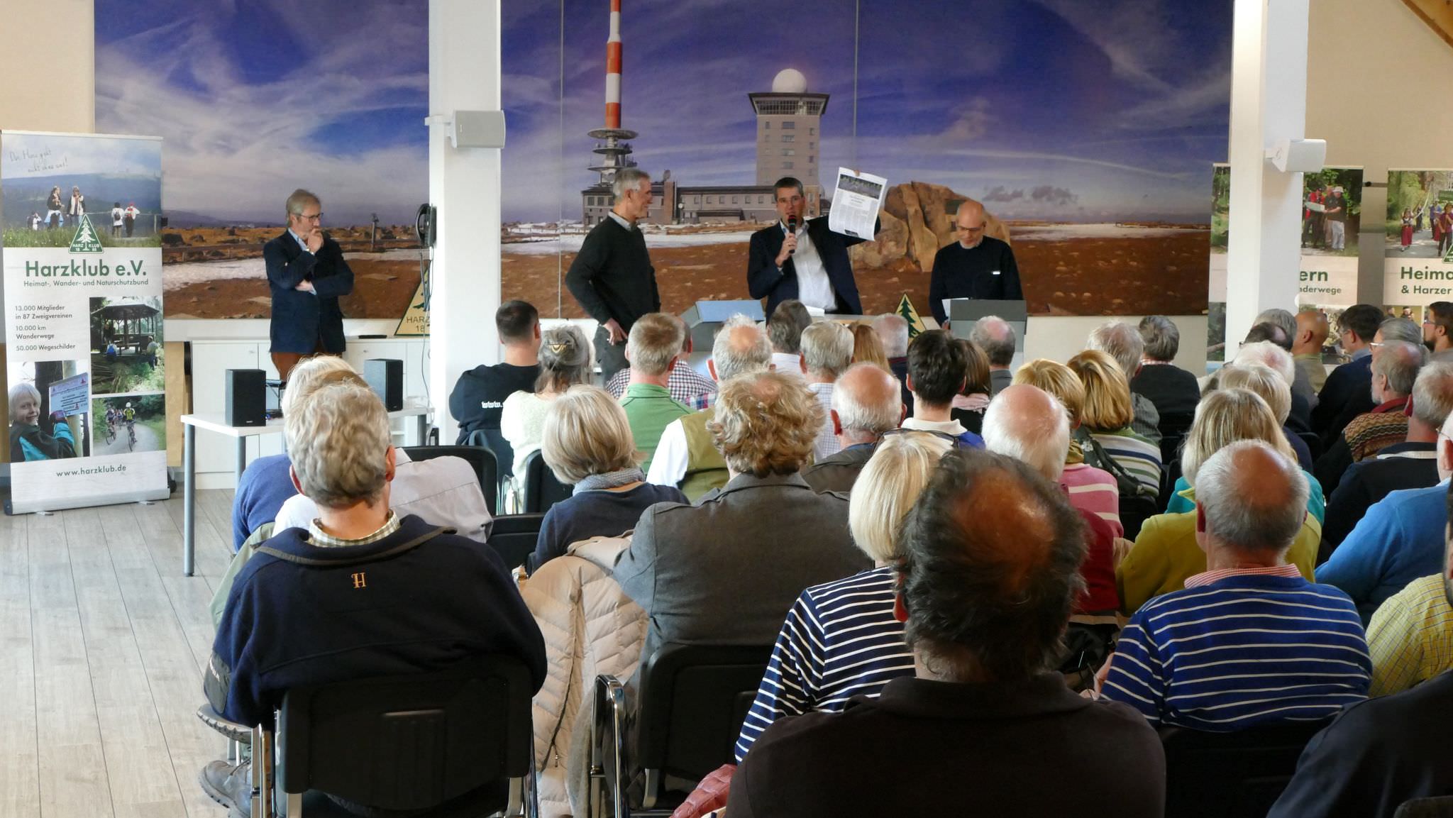 Harzklub Pr&auml;sident Dr. Junk er&ouml;ffnet die Runde Antje Radcke